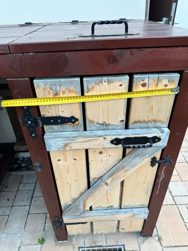 Mülltonnenbox Tür selber bauen: Tür aus drei Brettern mit zwei Querstreben und Diagonalstrebe