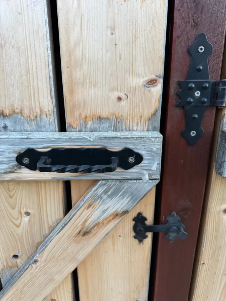 Griff, Diagonalstrebe und kleiner Verschluss an meiner Mülltonnenbox-Tür