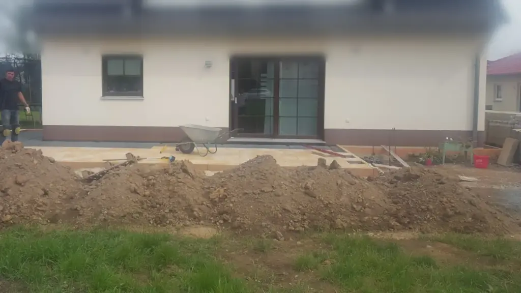 Terrasse pflastern: LIMEX-Terrassenplatten während der Verlegung am Haus