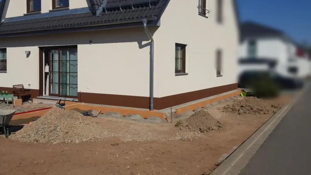 Terrasse pflastern: Erdarbeiten im Randbereich der Terrassenfläche