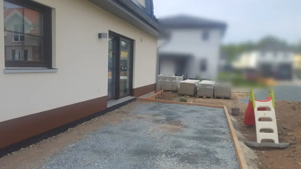 Terrasse pflastern: Frostschutzmaterial innerhalb der seitlichen Einfassung