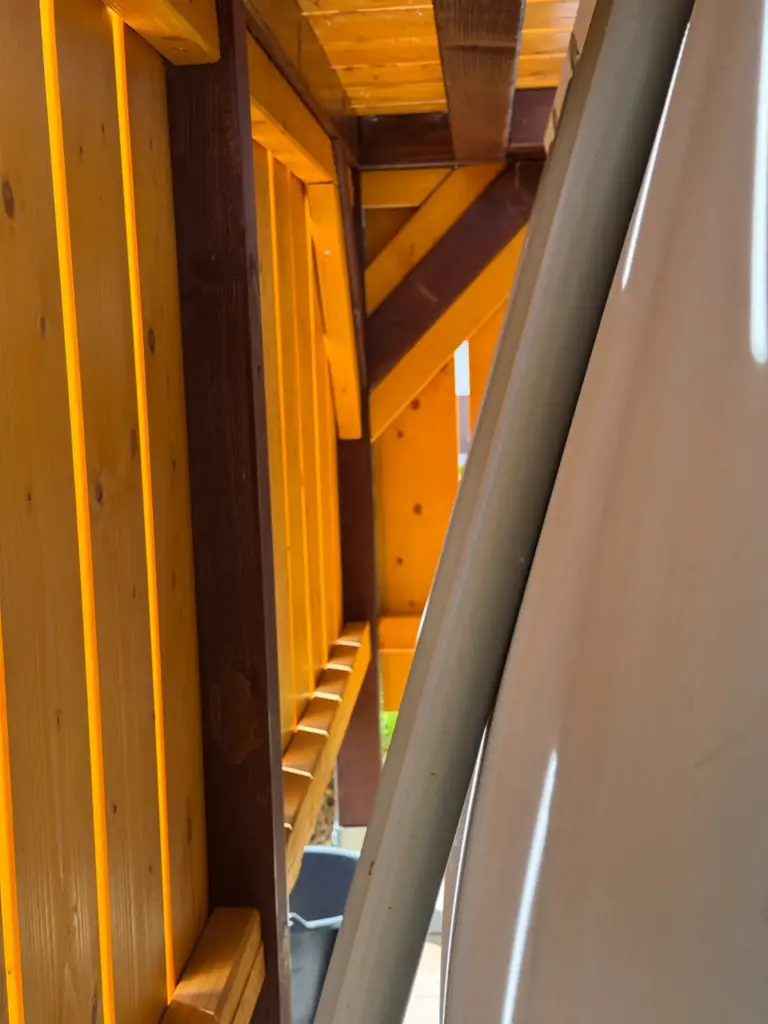 Innenansicht der Holzkonstruktion meiner Poolumrandung mit Rahmen und diagonalen Streben