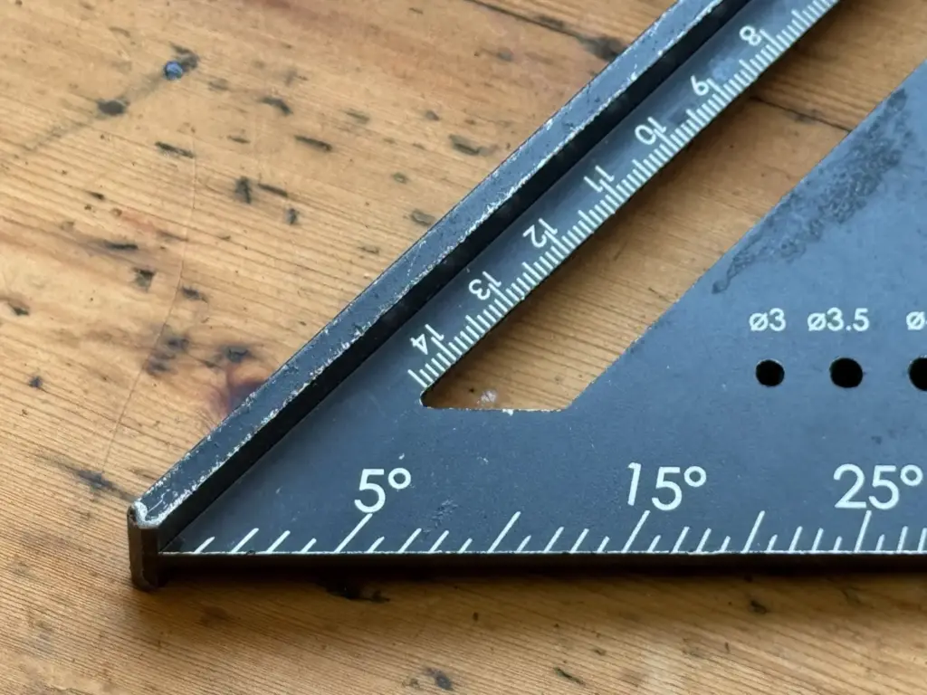 Detail des schwarzen THORVALD-Winkels mit fest integrierter metallischer Anschlagkante und aufgedruckter Zentimeterskala