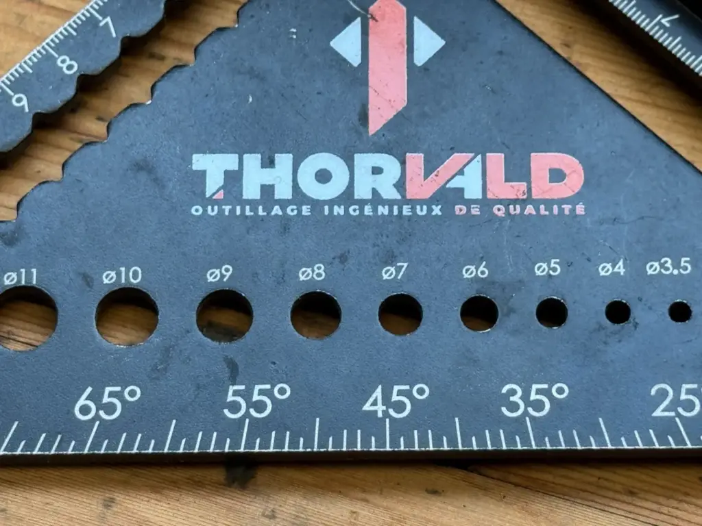 Nahaufnahme des THORVALD-Multifunktionswinkels mit einer Lochreihe, deren Öffnungen von Ø3 bis Ø11 gekennzeichnet sind