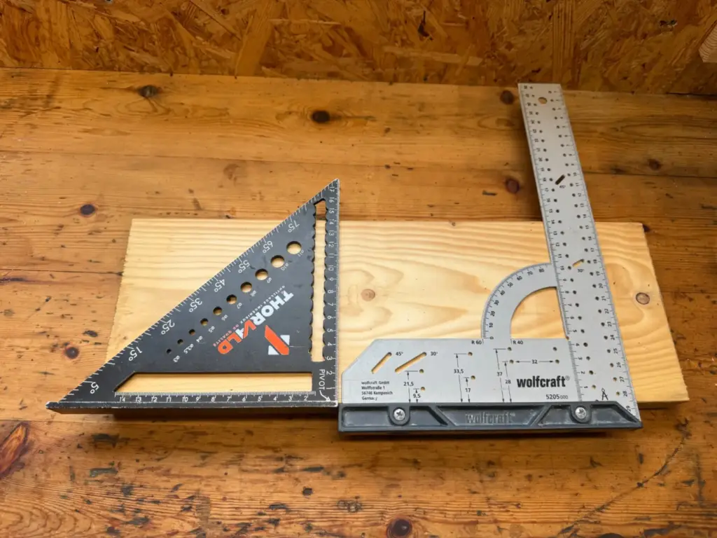 THORVALD vs wolfcraft: beide Winkel auf einem hellen Holzbrett zur Gegenüberstellung von Bauform und Anschlägen