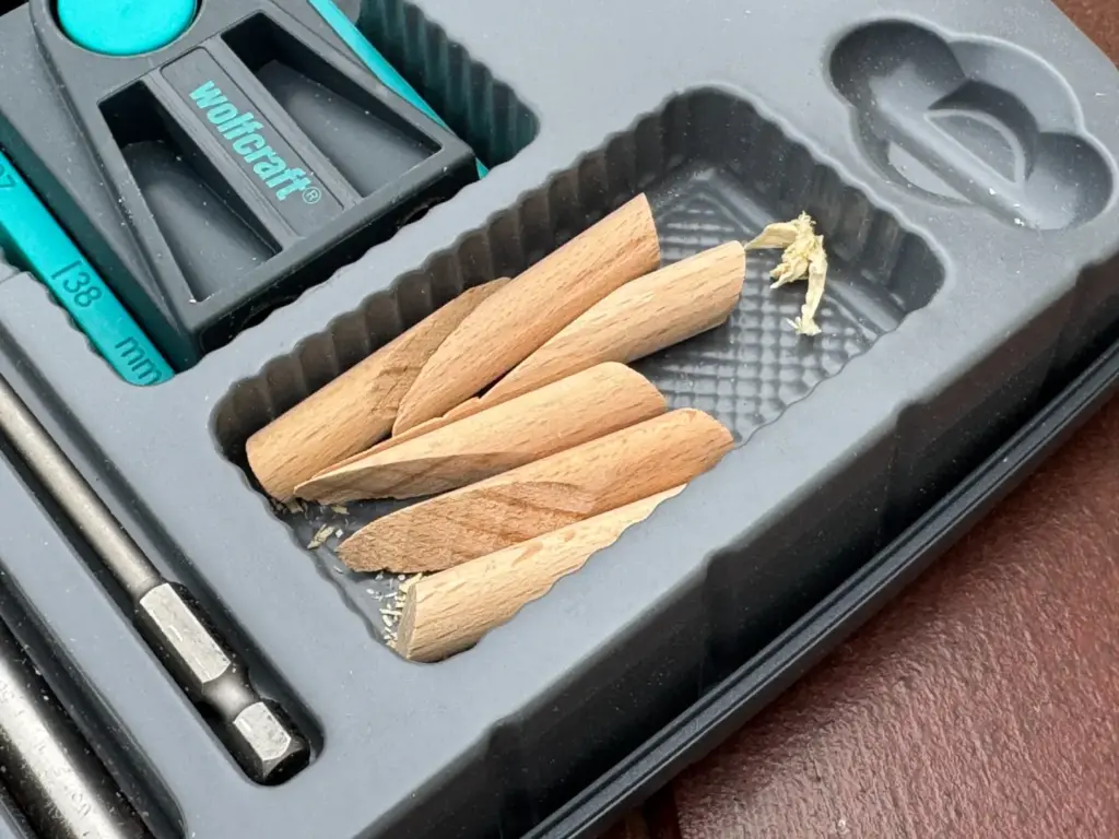 Buchenstopfen aus dem wolfcraft Undercover Jig Set im geöffneten Koffer