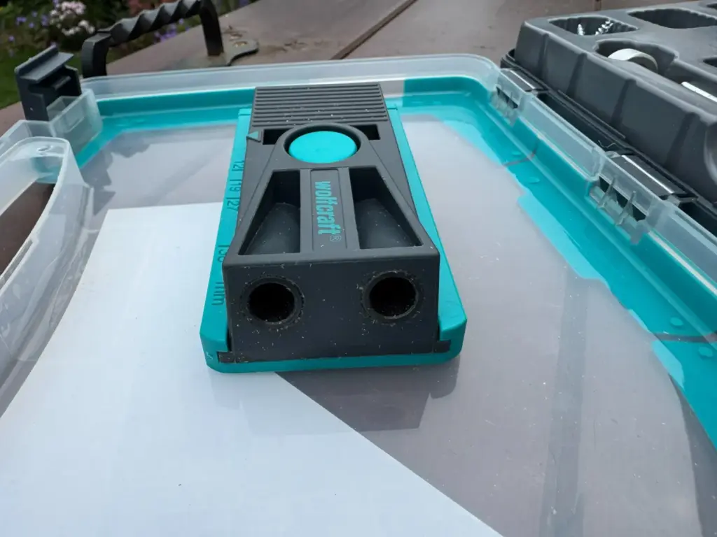 Zwei Bohrbuchsen an der Stirnseite des wolfcraft Undercover Jig