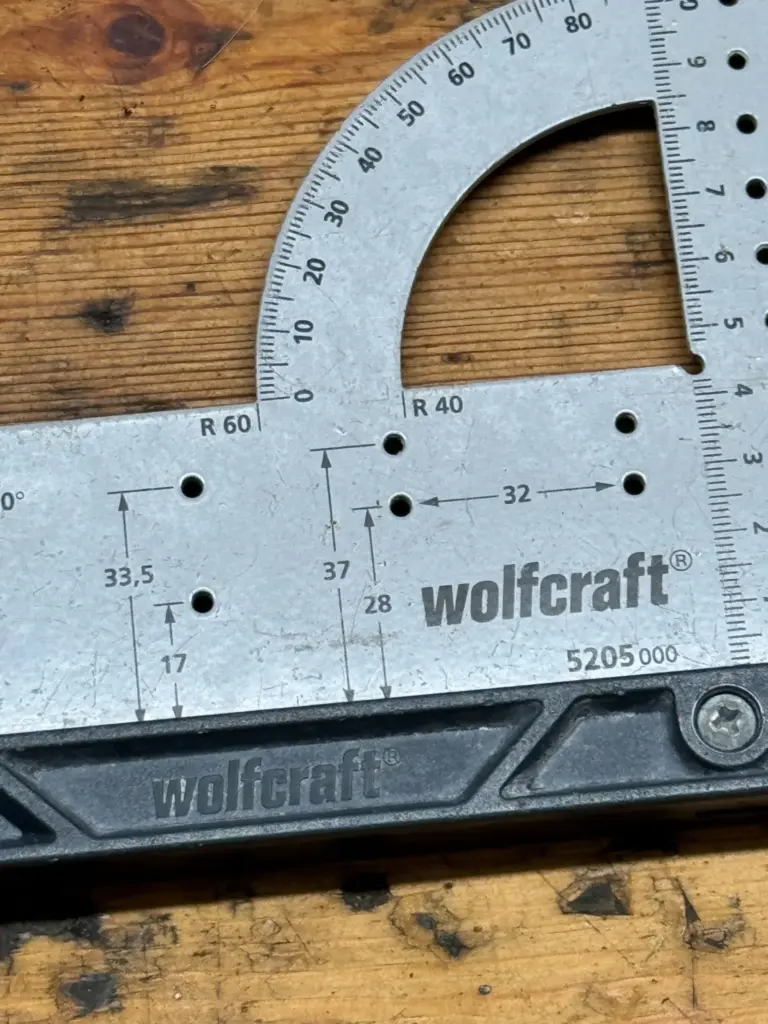 Detail des wolfcraft Universalwinkels 5205000 mit Beschriftung 32 sowie Radiusmarkierungen R40 und R60
